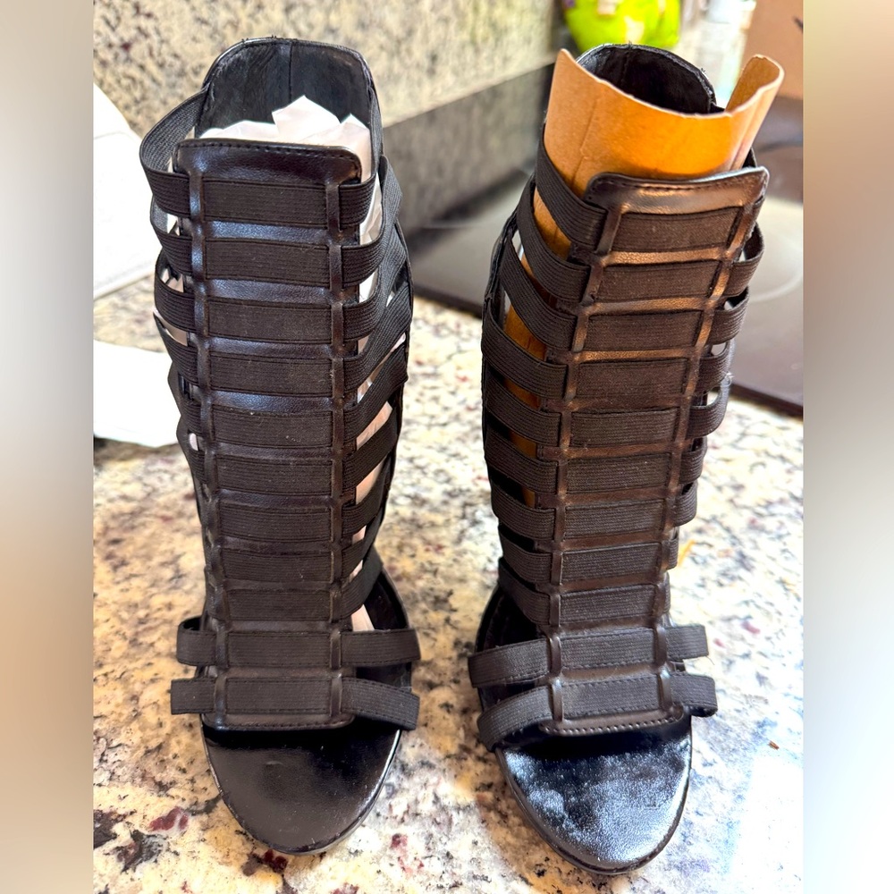 Steve Madden Black Strappy Gladiator Sandals. Size 7
